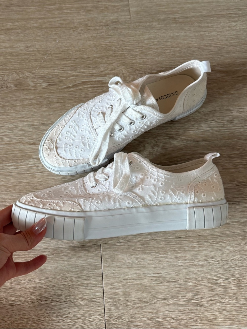 H&M Size 38/US 8 Women's White Canvas Embroidered Platform Sneakers